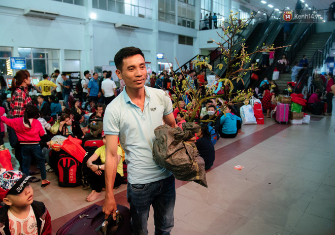 Những nụ cười ở ga Sài Gòn ngày giáp Tết: Trở về sau hơn 19 năm bôn ba nơi xứ người - Ảnh 9.