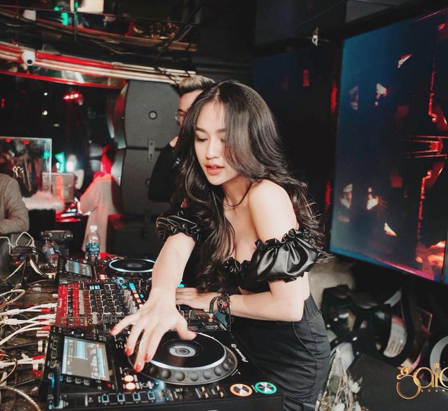 Gần 1 tháng sau khi ly hôn chồng điển trai, DJ Tít nhanh chóng lấy lại cân bằng, hạnh phúc làm mẹ đơn thân - Ảnh 2.