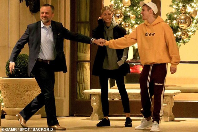 Justin Bieber suddenly got excited and sang for his wife on the street, making Hailey blush in embarrassment - Photo 4.