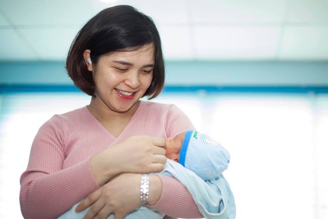 Chị Kính Hồng chính thức gia nhập team bỉm sữa, mới sinh con 1 tuần đã tái xuất với thần thái rạng rỡ - Ảnh 1.
