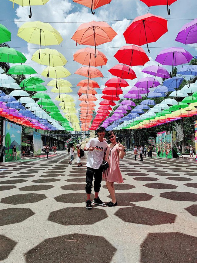 Mới ngày nào còn lăn lóc trên sân khấu Táo quân, con trai danh hài Vân Dung đã cao lớn và đẹp trai thế này - Ảnh 1.