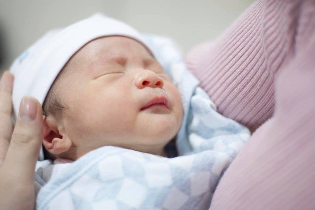 Chị Kính Hồng chính thức gia nhập team bỉm sữa, mới sinh con 1 tuần đã tái xuất với thần thái rạng rỡ - Ảnh 3.