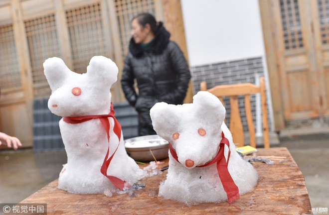 Tuyết rơi bất thường ở Thành Đô, người dân nhanh trí nặn thú tuyết bán ào ào cho du khách - Ảnh 3.