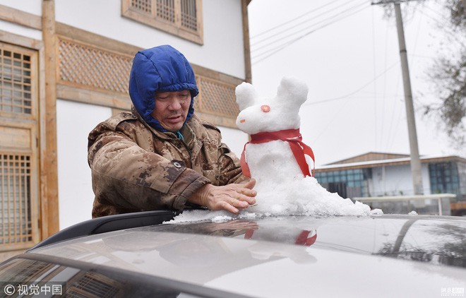 Tuyết rơi bất thường ở Thành Đô, người dân nhanh trí nặn thú tuyết bán ào ào cho du khách - Ảnh 4.