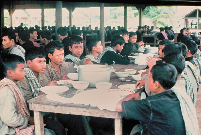 Cuộc sống dưới thời Khmer Đỏ: Khổ đến chết, nhưng kh&ocirc;ng d&aacute;m chết - Ảnh 2.