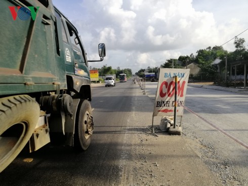 Quảng Ngãi: 3 năm, 6 lần gia hạn vẫn chưa xong 18 km đường - Ảnh 1.