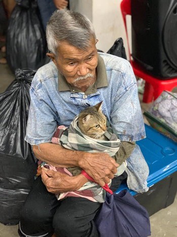 Cụ ông gây xúc động khi ôm khư khư chú mèo cưng đi tránh cơn bão lớn nhất 3 thập kỷ ở Thái Lan - Ảnh 3.