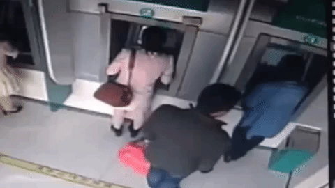 Rình mò ở ATM để giật tiền của người phụ nữ, kẻ cướp bị hạ đo ván bởi 1 nhân vật không ngờ - Ảnh 1.