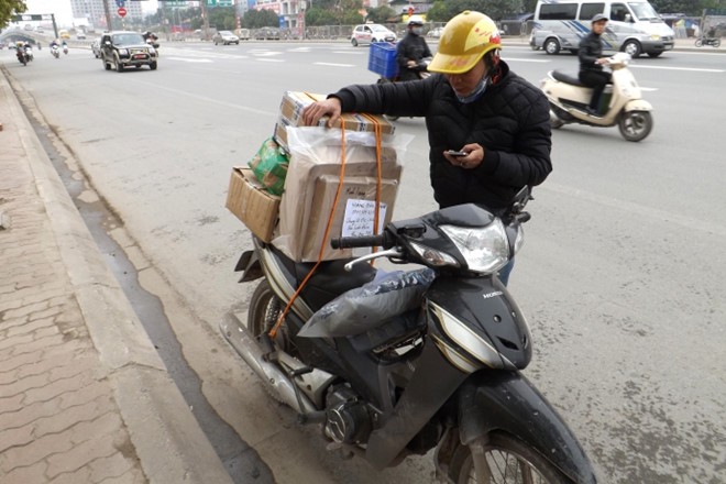 Bị khách bùng hàng, chàng shipper phải ngồi ăn 1 lúc 12 cái bánh mỳ và 6 cốc trà sữa - Ảnh 3.