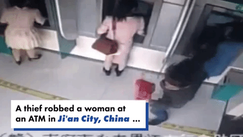 Rình mò ở ATM để giật tiền của người phụ nữ, kẻ cướp bị hạ đo ván bởi 1 nhân vật không ngờ - Ảnh 2.