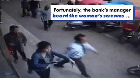 Rình mò ở ATM để giật tiền của người phụ nữ, kẻ cướp bị hạ đo ván bởi 1 nhân vật không ngờ - Ảnh 3.