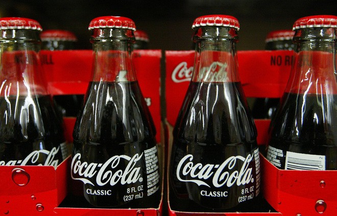 Đây là lý do khiến Coca-cola đóng chai thủy tinh chuẩn vị hơn hẳn lon nhôm hoặc chai nhựa - Ảnh 1.