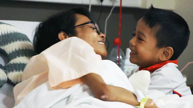 Người mẹ Singapore mất đi ngón tay ngón chân do căn bệnh lạ, nhưng không bao giờ đánh mất ý chí sống vì con mình - Ảnh 12.