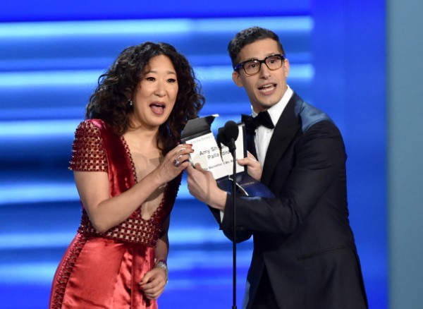 Quả Cầu Vàng 2019: Sarah Oh rùng mình khi làm MC, bị đồng đội Andy Samberg đọc lộn lời thoại - Ảnh 6.