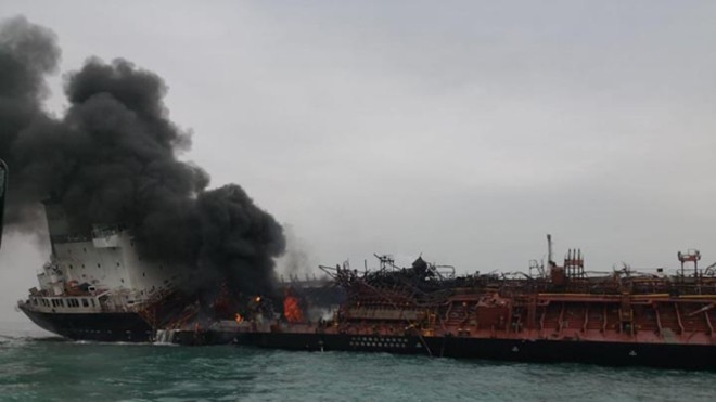 Cận cảnh tàu chở dầu treo cờ Việt Nam sau khi cháy ngùn ngụt ngoài khơi Hong Kong - Ảnh 5.