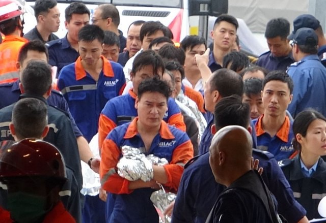 Tàu chở dầu treo cờ Việt Nam cháy ngùn ngụt ngoài khơi Hong Kong, có người thiệt mạng - Ảnh 2.