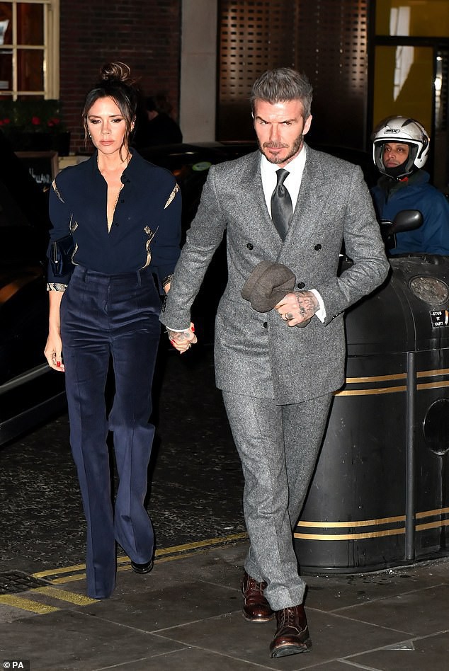 Vợ chồng Beckham nắm chặt tay để chứng minh vẫn hạnh phúc nhưng biểu cảm của Vic lại gây phản tác dụng - Ảnh 2.