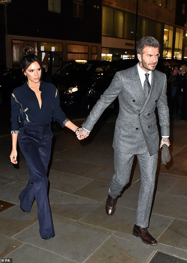 Vợ chồng Beckham nắm chặt tay để chứng minh vẫn hạnh phúc nhưng biểu cảm của Vic lại gây phản tác dụng - Ảnh 3.