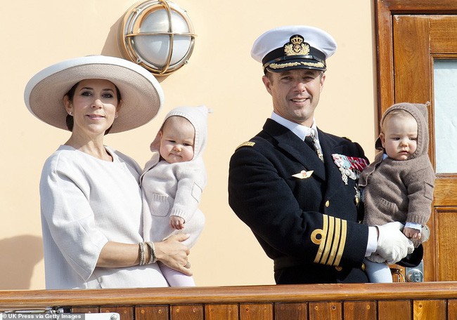 Hai bé sinh đôi Hoàng gia Đan Mạch gây sốt với vẻ đẹp lung linh khiến George và Charlotte nước Anh cũng bị lu mờ - Ảnh 2.
