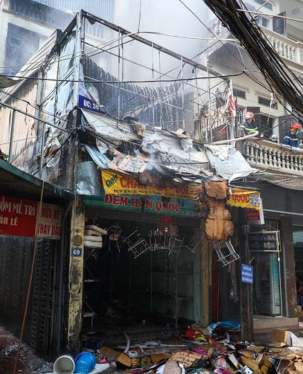 Hà Nội: Cháy dữ dội cửa hàng chăn ga gối đệm giữa trưa - Ảnh 1.