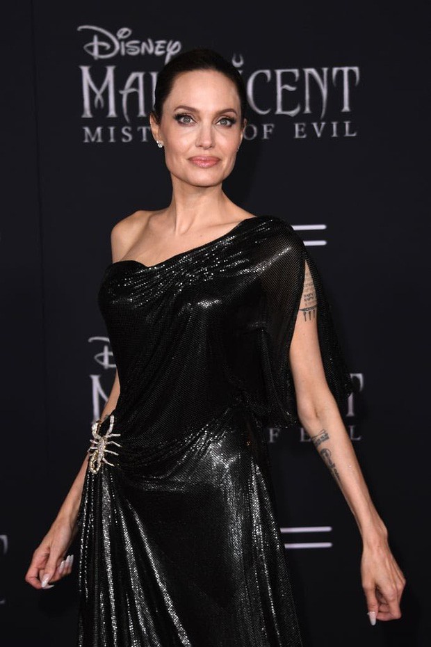 Thảm đỏ Maleficent 2: 5 người con lớn phổng phao bên Angelina Jolie, Elle Fanning lộng lẫy như công chúa - Ảnh 2.