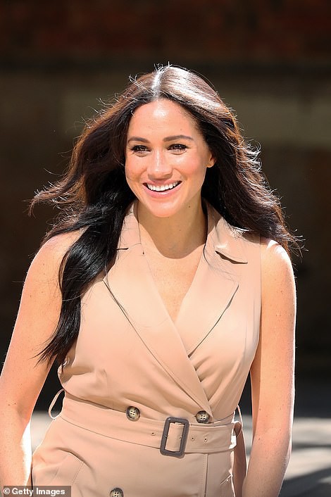 Meghan Markle bị chê vẻ ngoài tuột dốc, để lộ sự thiếu chỉn chu trong sự kiện mới, đến cơn gió cũng dễ dàng làm tóc rối tung - Ảnh 2.