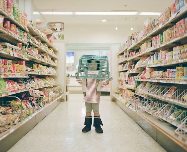 Cô bé ăn nho trong siêu thị bị nhân viên lớn tiếng mắng không có giáo dục, người mẹ đưa ra cách giải quyết đáng ngưỡng mộ - Ảnh 3.