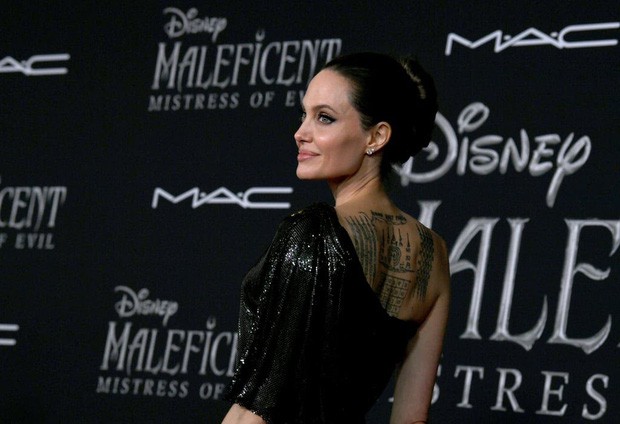 Thảm đỏ Maleficent 2: 5 người con lớn phổng phao bên Angelina Jolie, Elle Fanning lộng lẫy như công chúa - Ảnh 4.