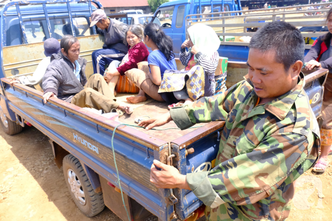 Hình ảnh xúc động tại Lào: Con trai út cõng cha già 77 tuổi bị liệt vượt hàng chục cây số đến nhờ bác sĩ Việt chữa trị - Ảnh 2. Hình ảnh xúc động tại Lào: Con trai út cõng cha già 77 tuổi bị liệt vượt hàng chục cây số đến nhờ bác sĩ Việt chữa trị - Ảnh 2.