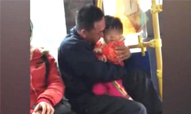 Ngồi cạnh hai bố con tr&ecirc;n xe bu&yacute;t, b&agrave; l&atilde;o nghe đứa trẻ n&oacute;i l&ecirc;n 3 từ n&agrave;y liền kinh h&atilde;i nhận ra sự thật đằng sau - Ảnh 1.