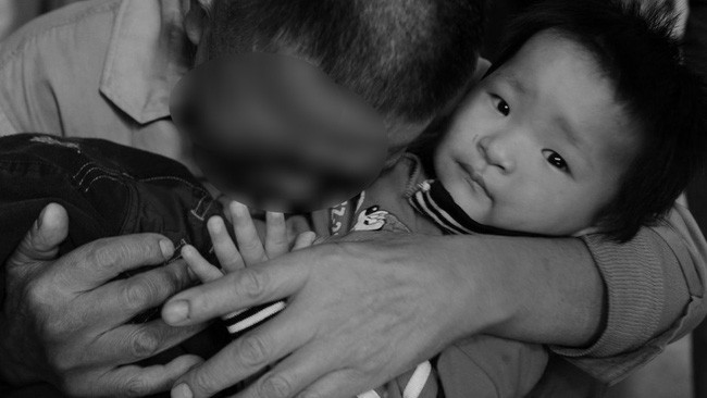 Ngồi cạnh hai bố con tr&ecirc;n xe bu&yacute;t, b&agrave; l&atilde;o nghe đứa trẻ n&oacute;i l&ecirc;n 3 từ n&agrave;y liền kinh h&atilde;i nhận ra sự thật đằng sau - Ảnh 2.