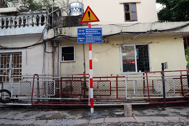 Người dân đóng cửa, phố cà phê đường sắt vắng hoe - Ảnh 1. Người dân đóng cửa, phố cà phê đường sắt vắng hoe - Ảnh 1.