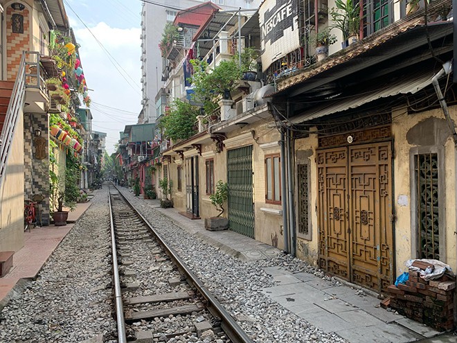 Người dân đóng cửa, phố cà phê đường sắt vắng hoe - Ảnh 2. Người dân đóng cửa, phố cà phê đường sắt vắng hoe - Ảnh 2.