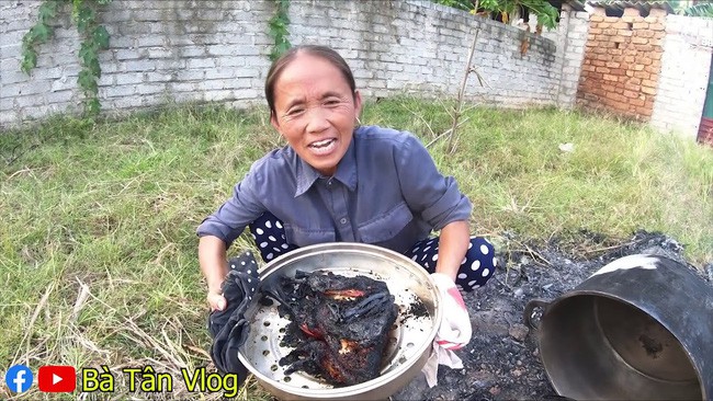 Bà Tân Vlog lại bị dân mạng la ó vì quảng cáo bất chấp, nấu nồi đuôi bò đã hầm đủ thứ gia vị lại còn cho thêm cả loại sữa này!? - Ảnh 1.