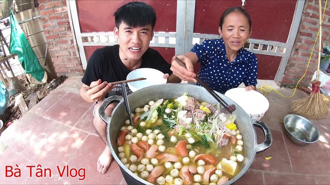 Bà Tân Vlog lại bị dân mạng la ó vì quảng cáo bất chấp, nấu nồi đuôi bò đã hầm đủ thứ gia vị lại còn cho thêm cả loại sữa này!? - Ảnh 2.