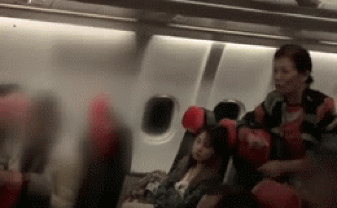 Bị nhắc nhở vì để con nhỏ khóc ầm ĩ trên máy bay, người phụ nữ đáp trả bằng một câu nói khiến dân mạng tranh cãi không ngừng - Ảnh 2.