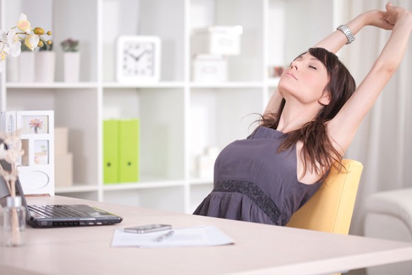 4 cách chuyển tư thế tốt giúp ít đau lưng - Ảnh 1. 4 cách chuyển tư thế tốt giúp ít đau lưng - Ảnh 1.