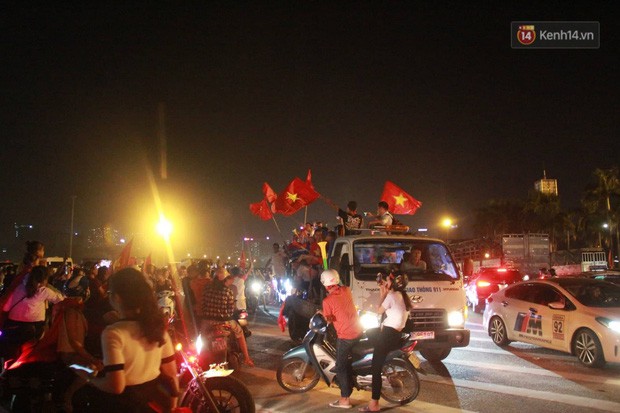 23h45 đường phố vẫn tắc nghẽn vì CĐV ăn mừng sau chiến thắng tuyển Việt Nam  - Ảnh 1.