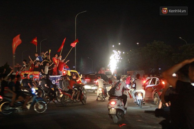23h45 đường phố vẫn tắc nghẽn vì CĐV ăn mừng sau chiến thắng tuyển Việt Nam  - Ảnh 2.