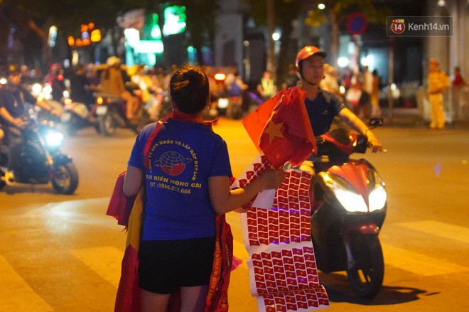 23h45 đường phố vẫn tắc nghẽn vì CĐV ăn mừng sau chiến thắng tuyển Việt Nam  - Ảnh 12.