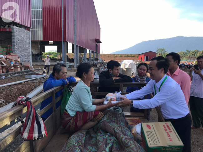 Hình ảnh xúc động tại Lào: Con trai út cõng cha già 77 tuổi bị liệt vượt hàng chục cây số đến nhờ bác sĩ Việt chữa trị - Ảnh 11. Hình ảnh xúc động tại Lào: Con trai út cõng cha già 77 tuổi bị liệt vượt hàng chục cây số đến nhờ bác sĩ Việt chữa trị - Ảnh 11.