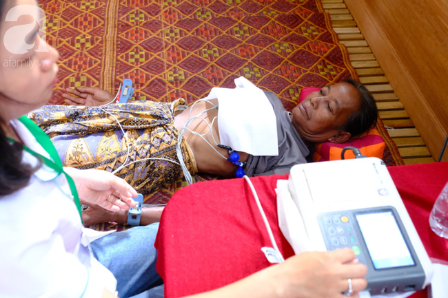 Hình ảnh xúc động tại Lào: Con trai út cõng cha già 77 tuổi bị liệt vượt hàng chục cây số đến nhờ bác sĩ Việt chữa trị - Ảnh 12.