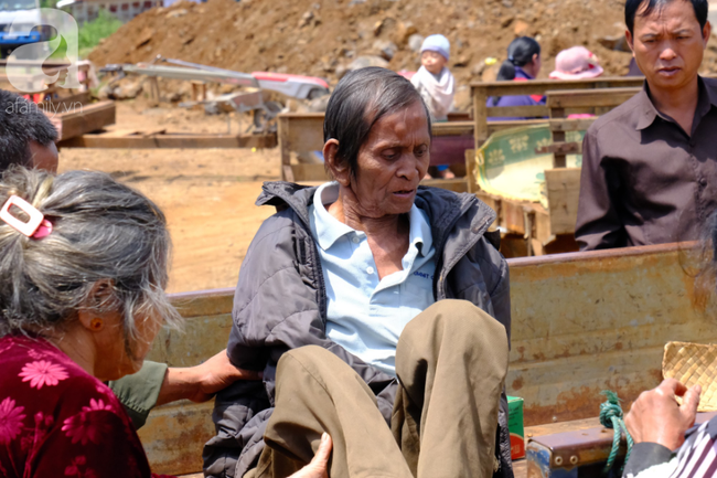 Hình ảnh xúc động tại Lào: Con trai út cõng cha già 77 tuổi bị liệt vượt hàng chục cây số đến nhờ bác sĩ Việt chữa trị - Ảnh 14.
