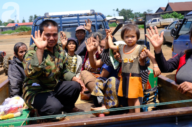Hình ảnh xúc động tại Lào: Con trai út cõng cha già 77 tuổi bị liệt vượt hàng chục cây số đến nhờ bác sĩ Việt chữa trị - Ảnh 15. Hình ảnh xúc động tại Lào: Con trai út cõng cha già 77 tuổi bị liệt vượt hàng chục cây số đến nhờ bác sĩ Việt chữa trị - Ảnh 15.