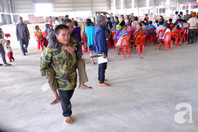 Hình ảnh xúc động tại Lào: Con trai út cõng cha già 77 tuổi bị liệt vượt hàng chục cây số đến nhờ bác sĩ Việt chữa trị - Ảnh 3.