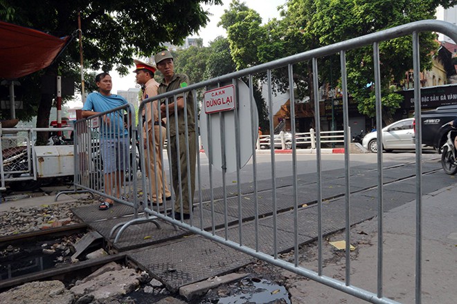 Người dân đóng cửa, phố cà phê đường sắt vắng hoe - Ảnh 3. Người dân đóng cửa, phố cà phê đường sắt vắng hoe - Ảnh 3.