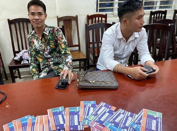 Bắt giữ 6 đối tượng cò vé chuyên nghiệp, có nguồn vé từ Ban tổ chức trận Việt Nam vs Malaysia - Ảnh 3. Bắt giữ 6 đối tượng cò vé chuyên nghiệp, có nguồn vé từ Ban tổ chức trận Việt Nam vs Malaysia - Ảnh 3.