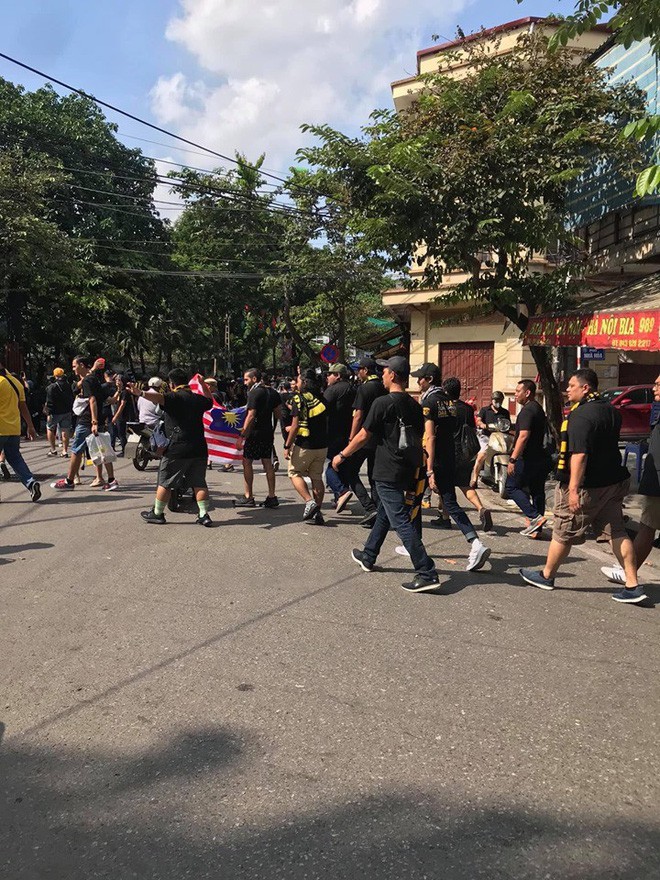Bỏ ngoài tai lời cảnh báo, fan cuồng Malaysia check in bia hơi Hà Nội, đi lại rầm rộ trên đường phố thủ đô - Ảnh 3.