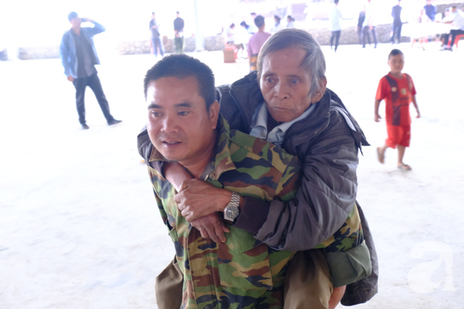 Hình ảnh xúc động tại Lào: Con trai út cõng cha già 77 tuổi bị liệt vượt hàng chục cây số đến nhờ bác sĩ Việt chữa trị - Ảnh 4.