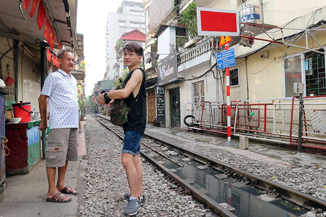 Người dân đóng cửa, phố cà phê đường sắt vắng hoe - Ảnh 4. Người dân đóng cửa, phố cà phê đường sắt vắng hoe - Ảnh 4.